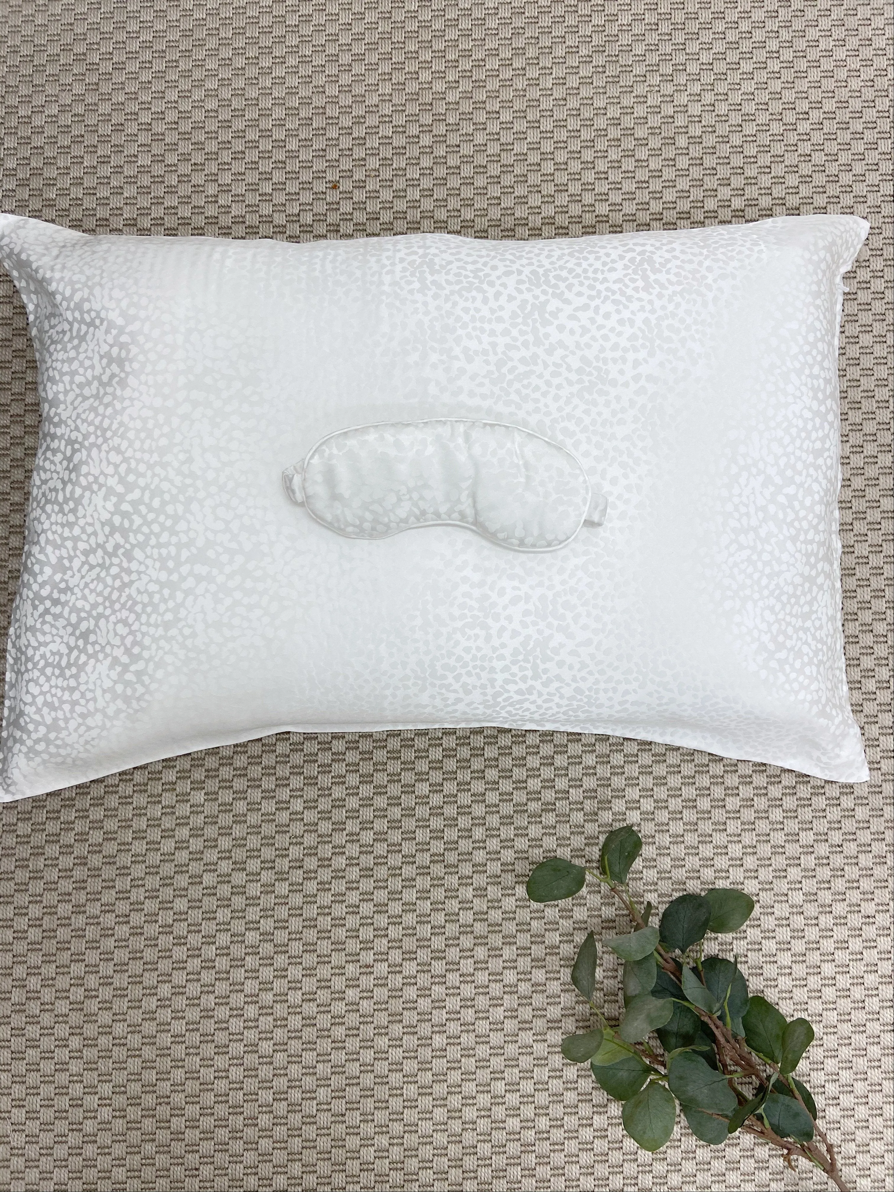 100% Mulberry Silk Sleep Mask / Ivory Animal Jacquard